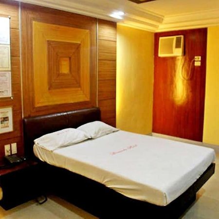 Bermuda Hotel Mandaluyong Zewnętrze zdjęcie