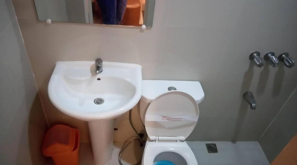 Bermuda Hotel Mandaluyong Zewnętrze zdjęcie