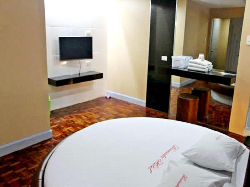Bermuda Hotel Mandaluyong Zewnętrze zdjęcie