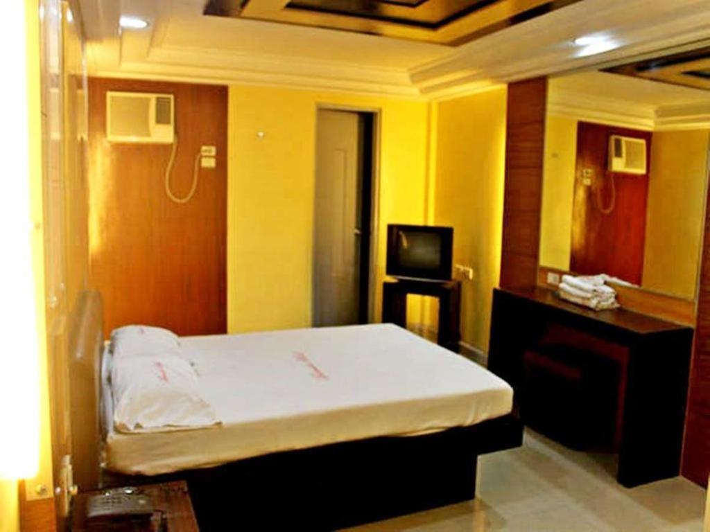 Bermuda Hotel Mandaluyong Zewnętrze zdjęcie
