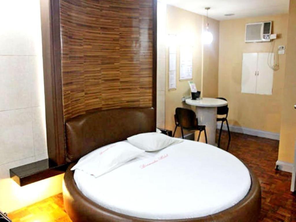 Bermuda Hotel Mandaluyong Zewnętrze zdjęcie