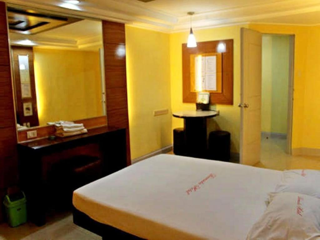 Bermuda Hotel Mandaluyong Zewnętrze zdjęcie
